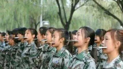广西军训教官吃瓜视频,揭秘军营里的“休闲时光”