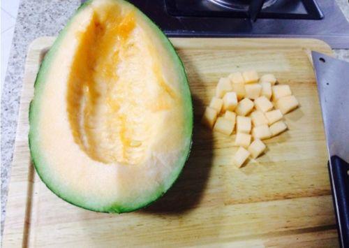 贤哥吃哈密瓜视频,甜蜜滋味，尽享夏日清凉