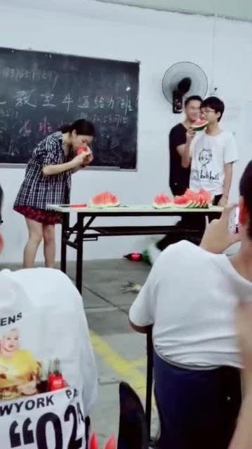 上海女老师吃瓜视频,揭秘校园生活幕后趣闻