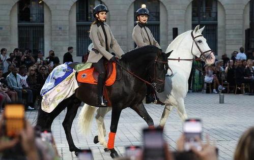 詹娜骑马吃瓜视频播放,视频播放量爆表，网友热议不已