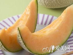 美女吃脆皮哈密瓜的视频,美女大快朵颐，视觉盛宴来袭