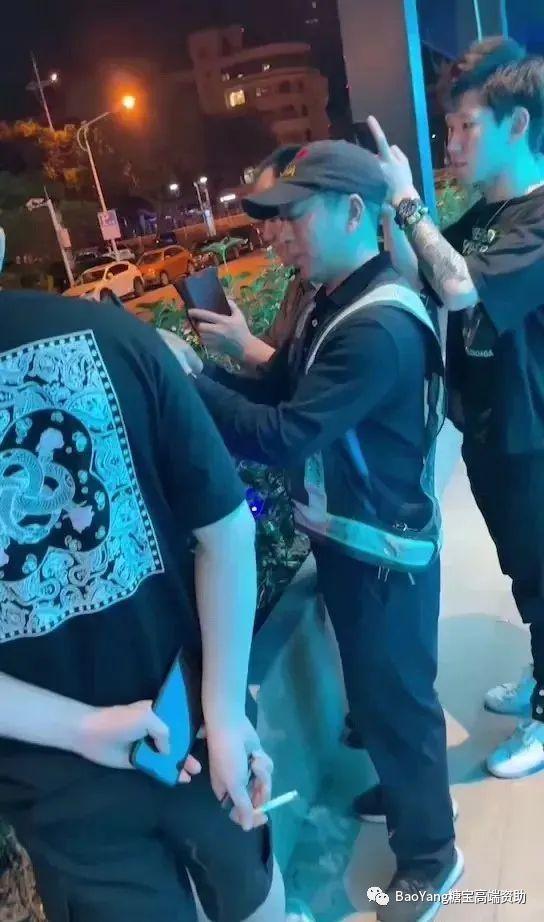 男子马路吃瓜视频大全集