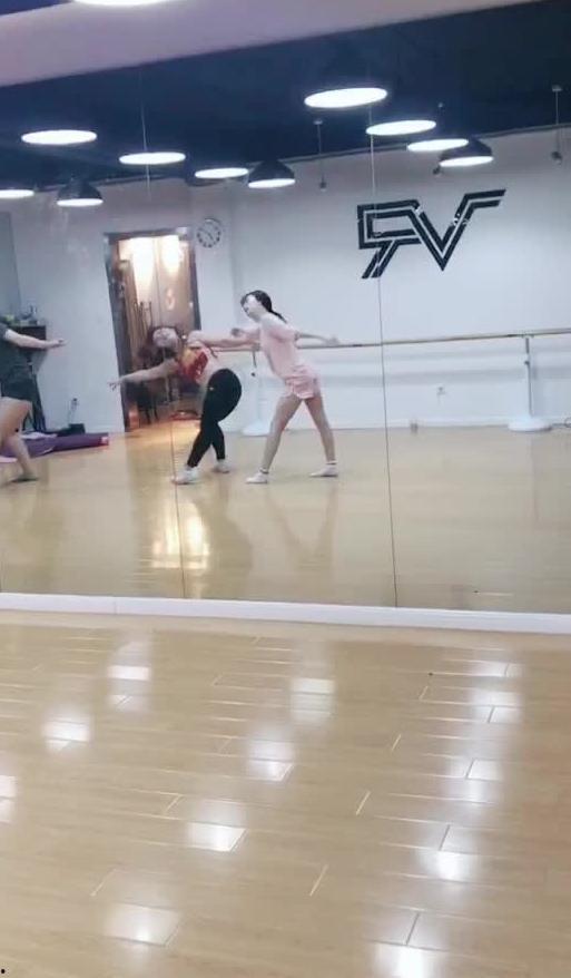 跳舞女孩吃瓜视频播放,网络热传女孩跳舞吃瓜视频引关注