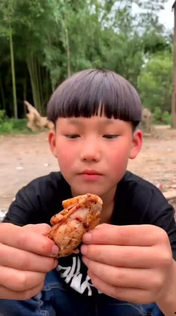 小胖子野外吃大瓜视频在线观看,小胖子挑战户外美食探险